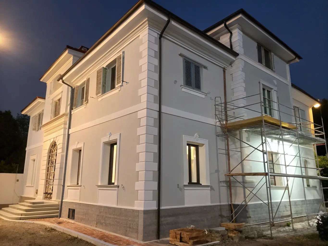 Imágenes de un proyecto de revestimiento de fachada con porcelana de alta calidad y acabado elegante.