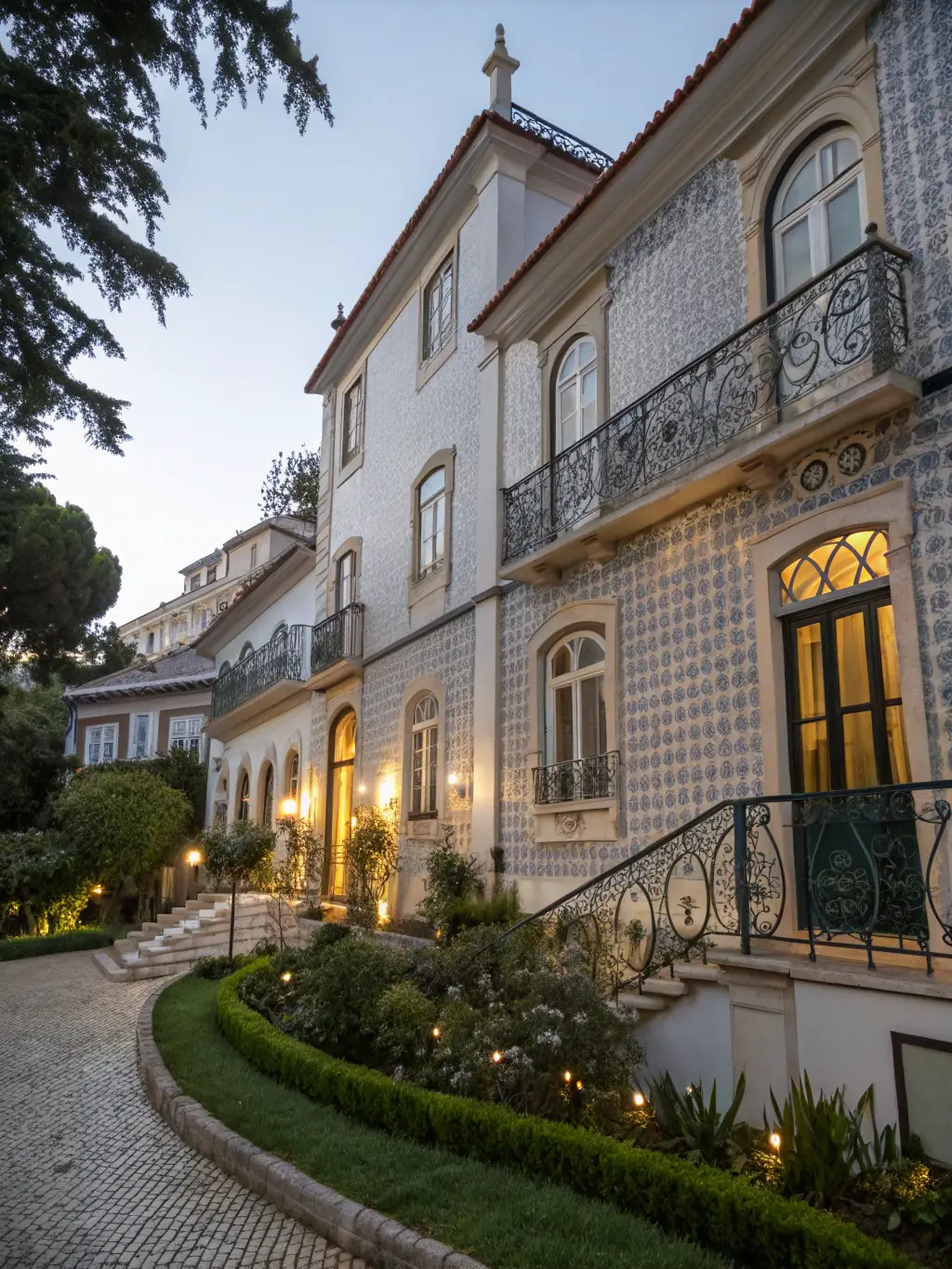 Fotografia elegante de arquitetura residencial lisboeta, com linhas contemporâneas e tons neutros, transmitindo sofisticação e discrição.